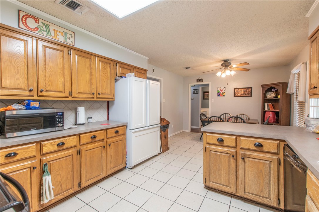 205 Bonham Drive, Hewitt, Texas image 4
