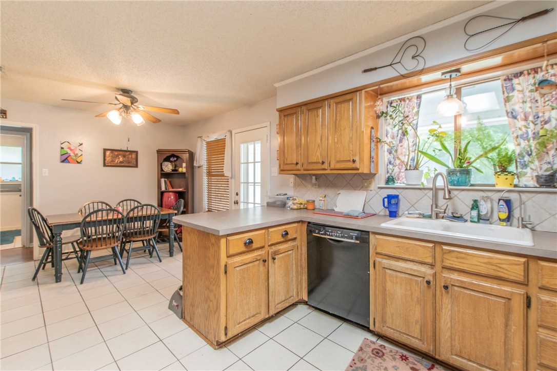 205 Bonham Drive, Hewitt, Texas image 5