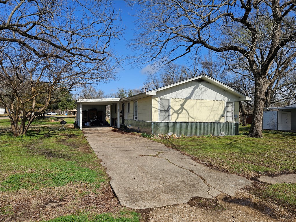 307 E State Street, Groesbeck, Texas image 1