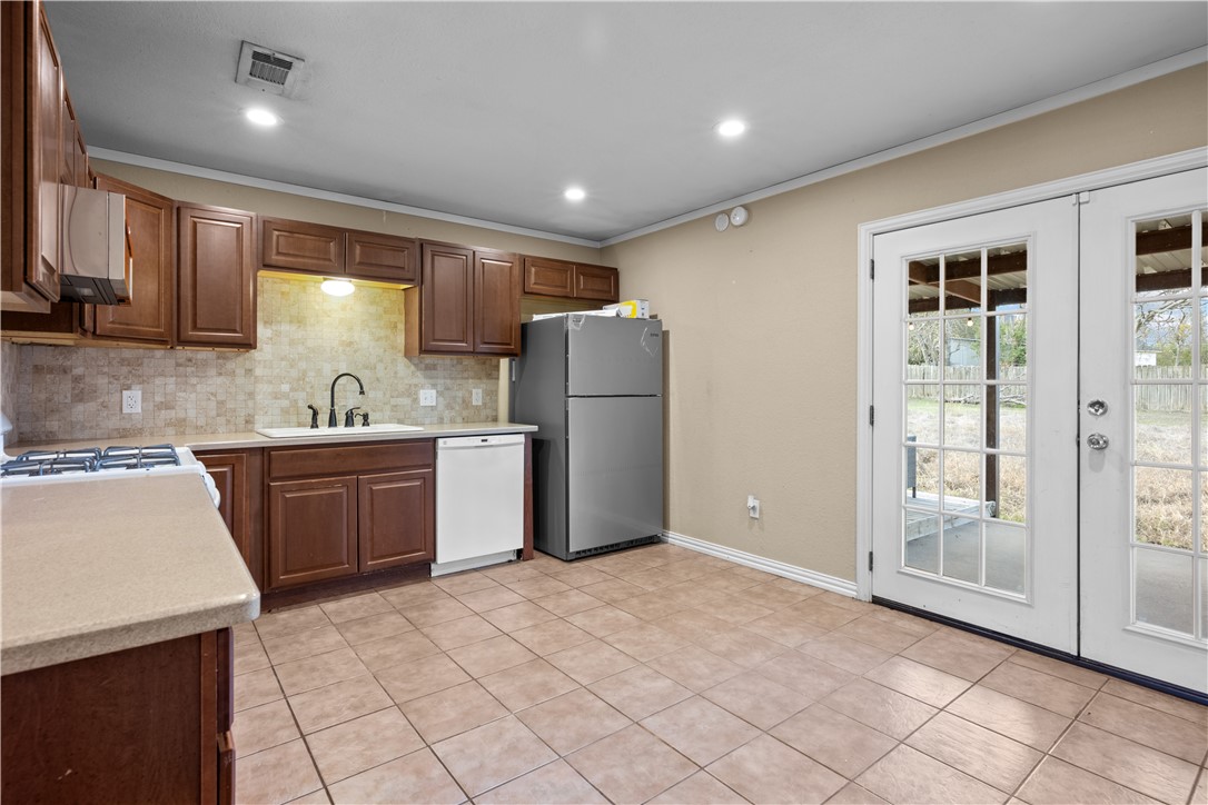 206 W Castro Street, Lorena, Texas image 7