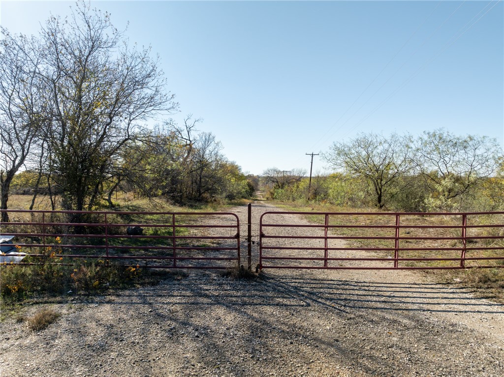 8604 W Lake Creek Road, Riesel, Texas image 24