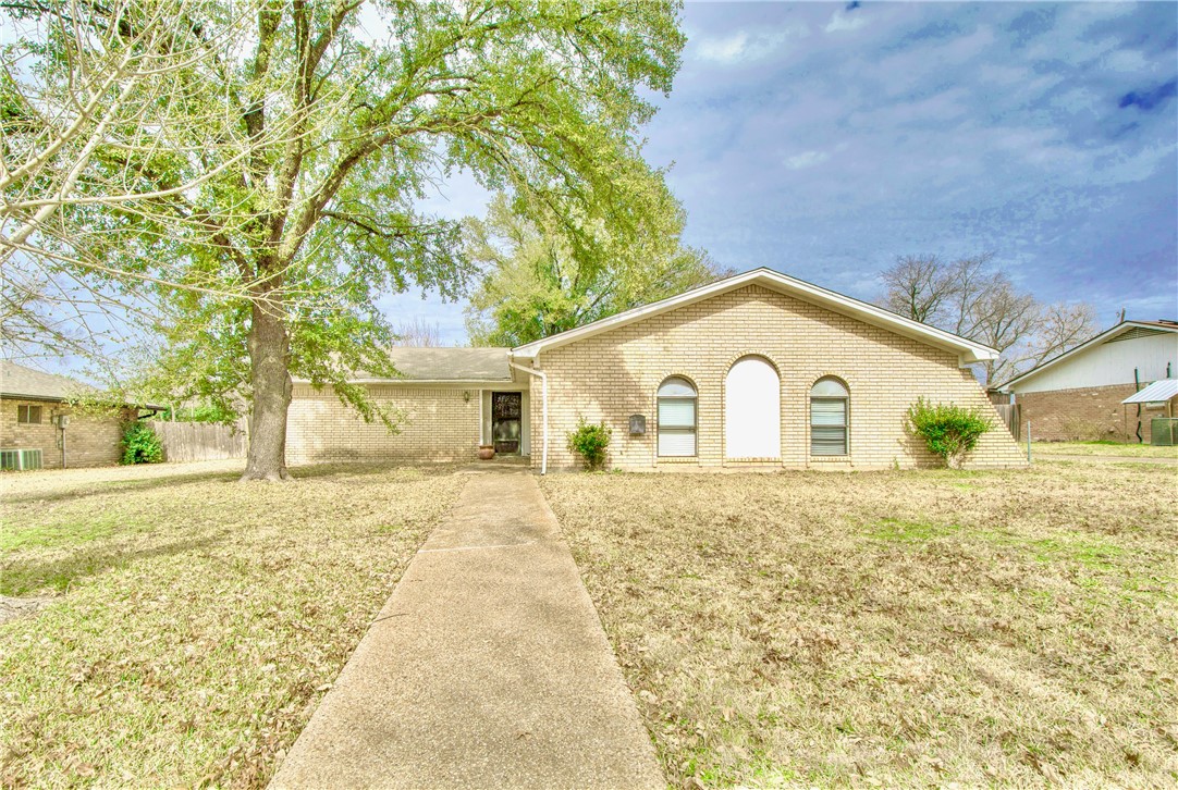 332 Crescent Drive, Hewitt, Texas image 1