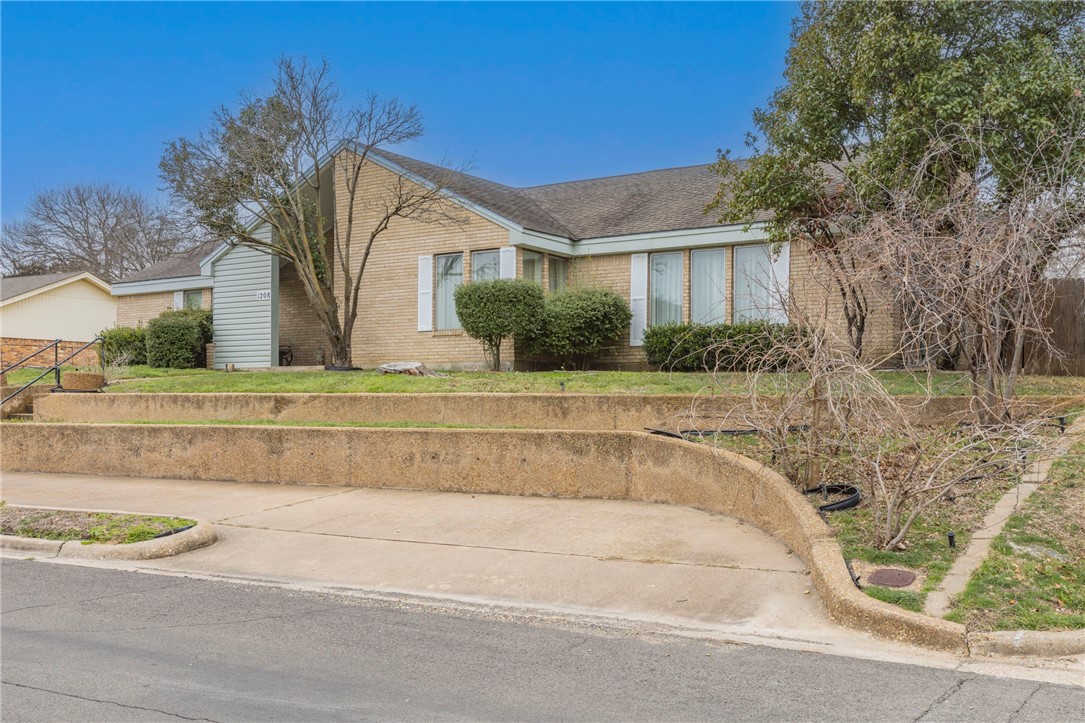 1208 Sleepy Hollow Road, Woodway, Texas image 2