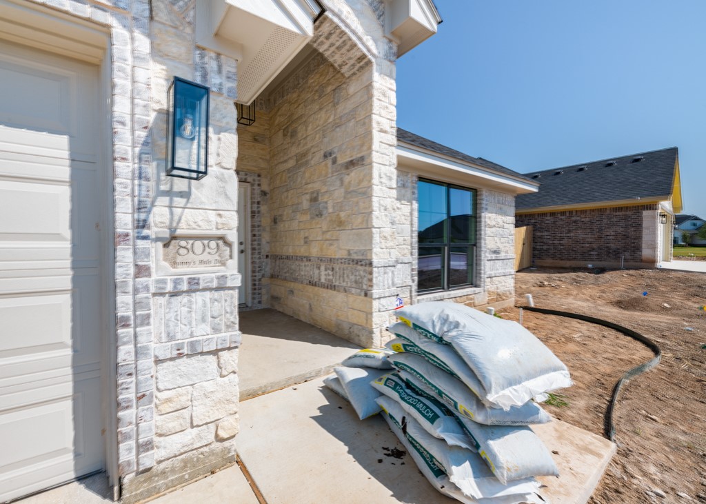 809 Sunnys Halo Drive, Hewitt, Texas image 3