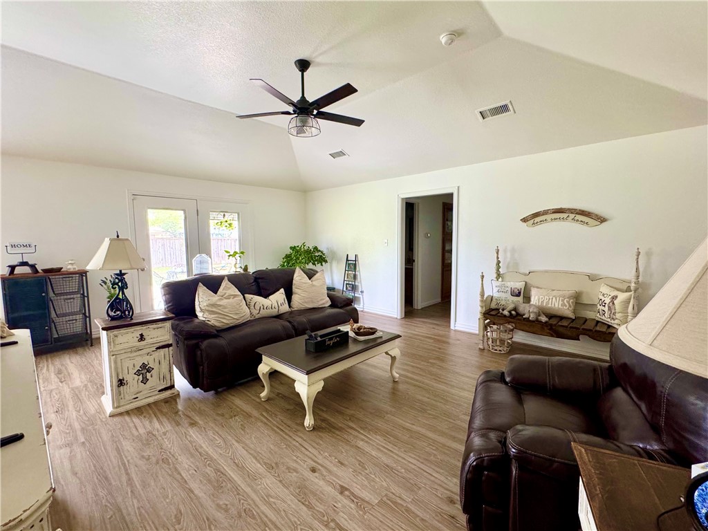 203 Oakwood Drive, Mexia, Texas image 4