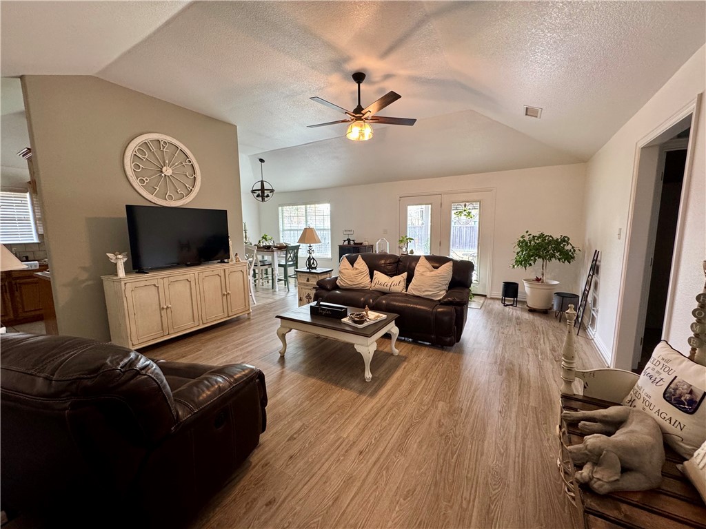203 Oakwood Drive, Mexia, Texas image 3
