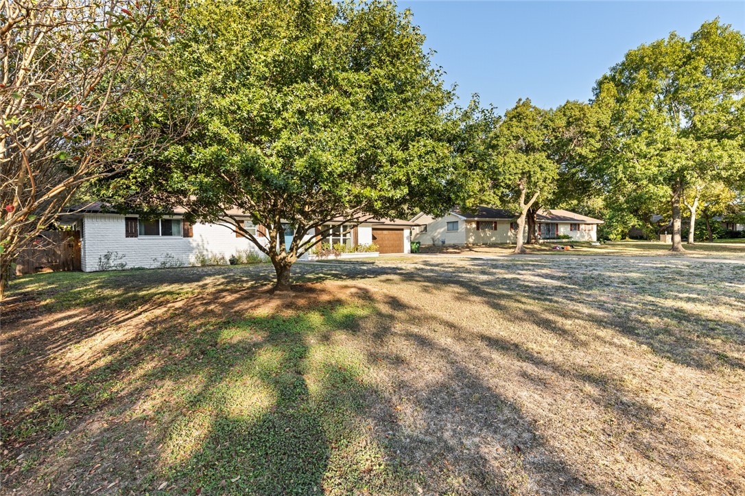 8725 Wren Drive, Woodway, Texas image 3