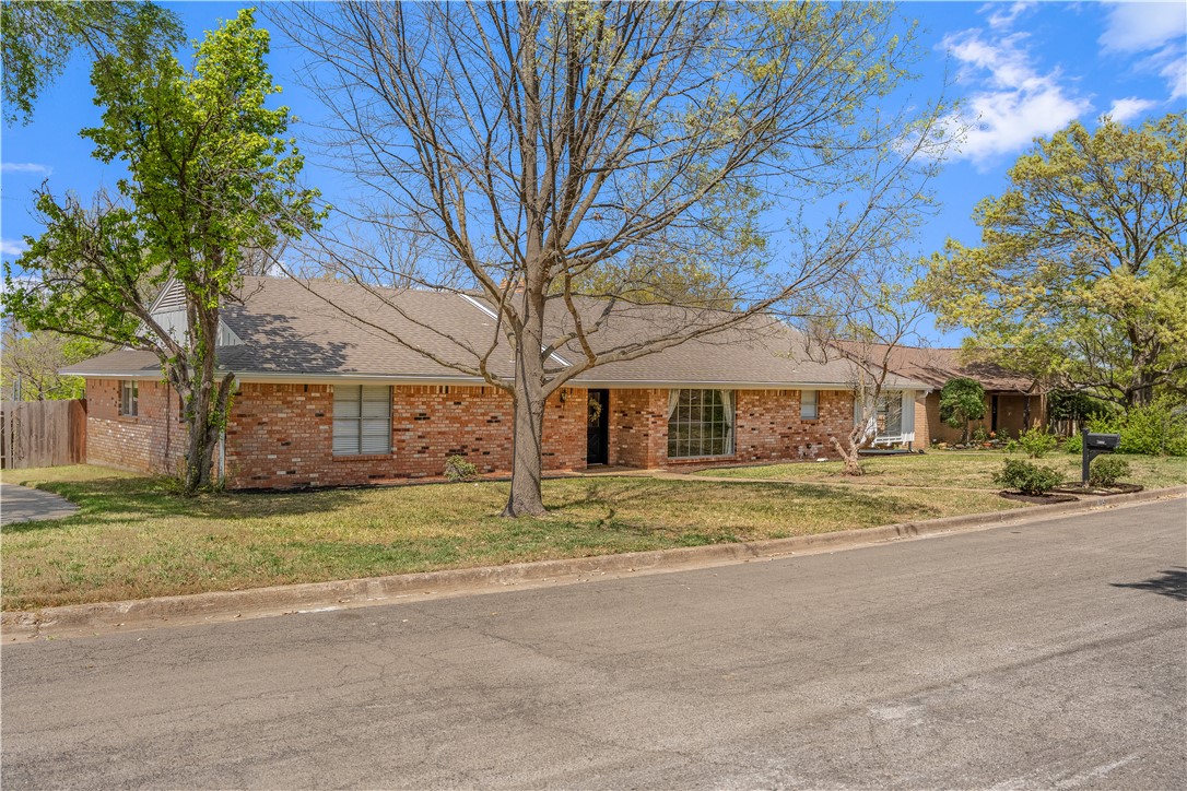 8225 Shadow Wood Drive, Woodway, Texas image 2