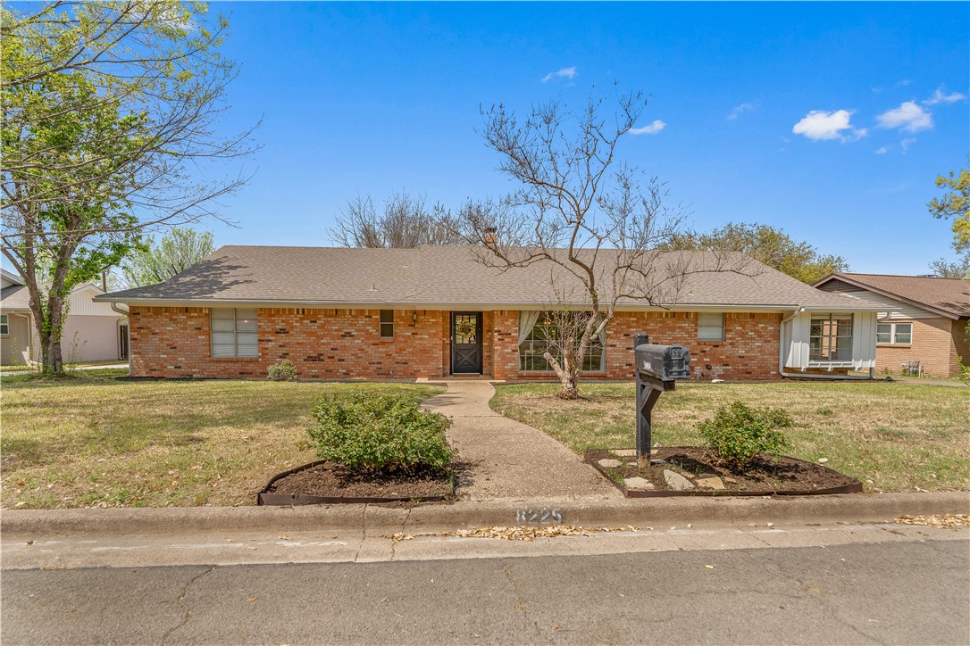 8225 Shadow Wood Drive, Woodway, Texas image 1