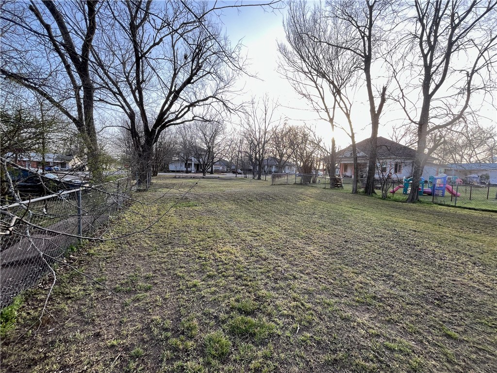 211 E Trinity Street, Groesbeck, Texas image 2