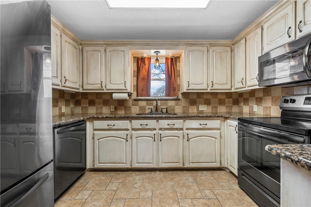 275 Parkhaven Drive, Woodway, Texas image 14