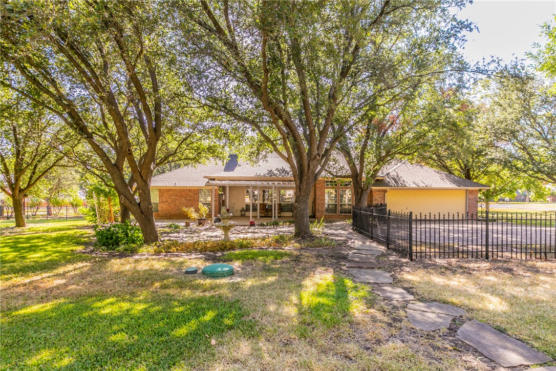 201 Cobblestone Lane, Crawford, Texas image 23