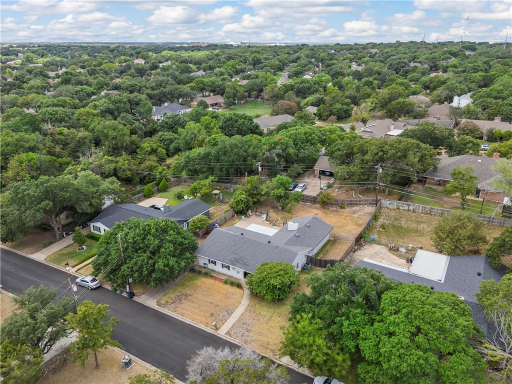 408 Wooded Crest Drive, Woodway, Texas image 35