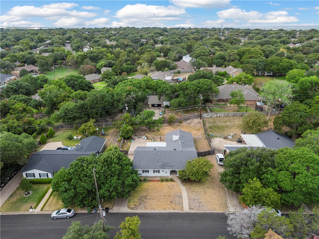 408 Wooded Crest Drive, Woodway, Texas image 34