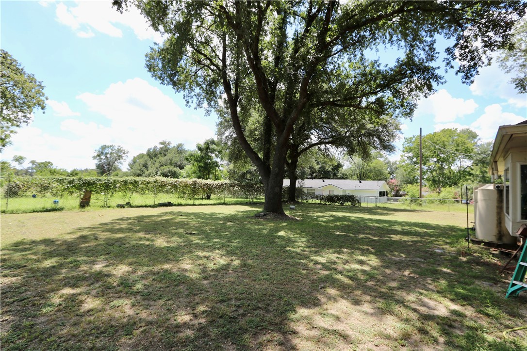 4 W Manning Lane, Madisonville, Texas image 12