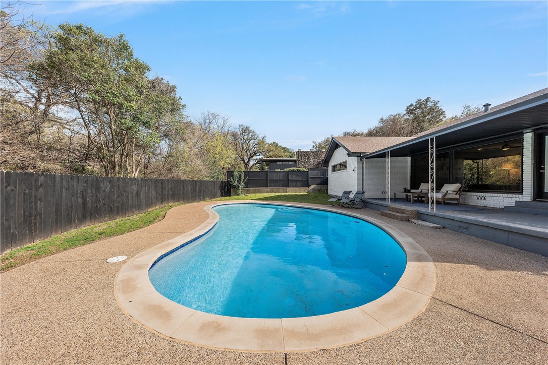 2309 Wooded Acres Drive, Waco, Texas image 2