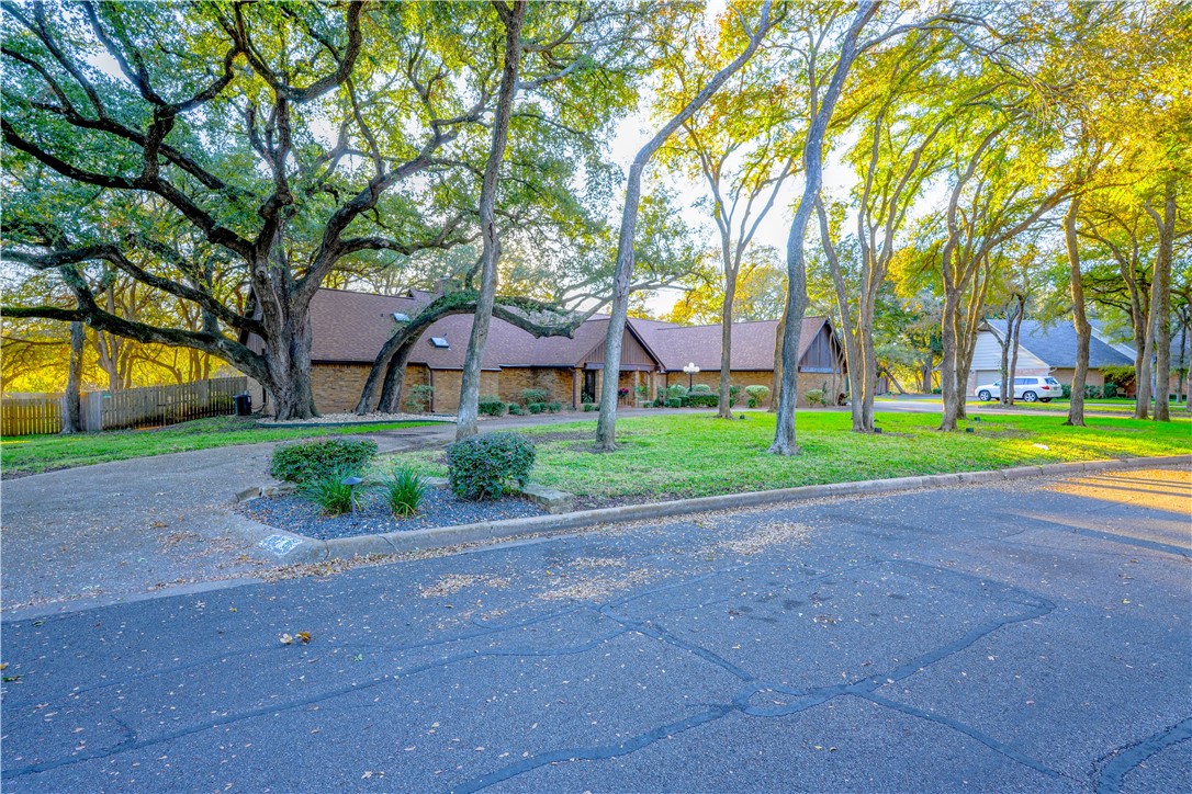 302 Leafy Hollow Lane, McGregor, Texas image 2