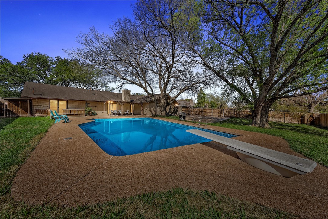 741 Ivy Ann Drive, Woodway, Texas image 2