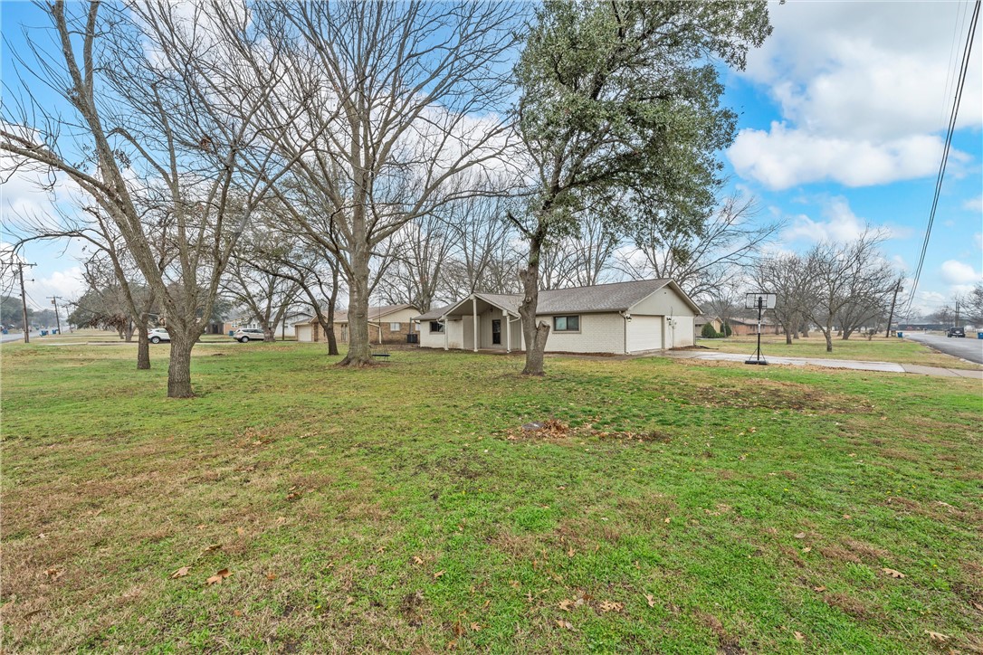 220 Ivy Lane, Hewitt, Texas image 2