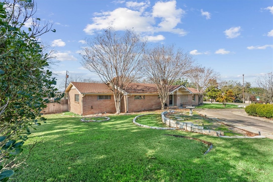 1016 Hummingbird Lane, Woodway, Texas image 3