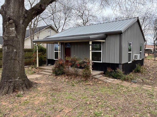105 & 103 N Oak Street, Lorena, Texas image 1