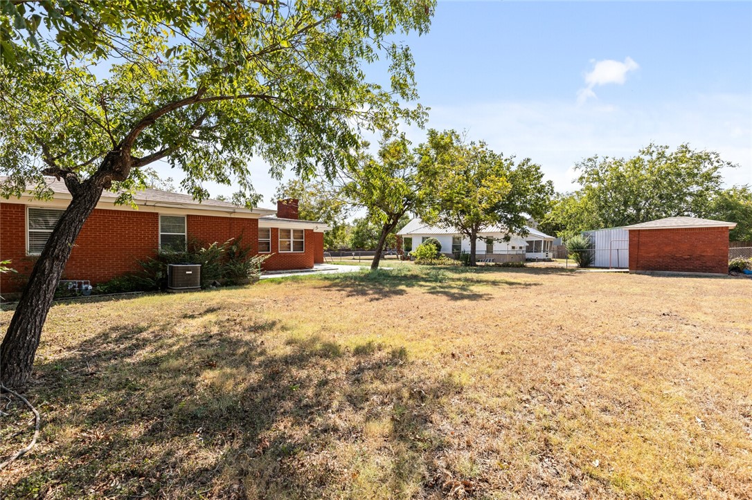 420 W 4th Street, Crawford, Texas image 32