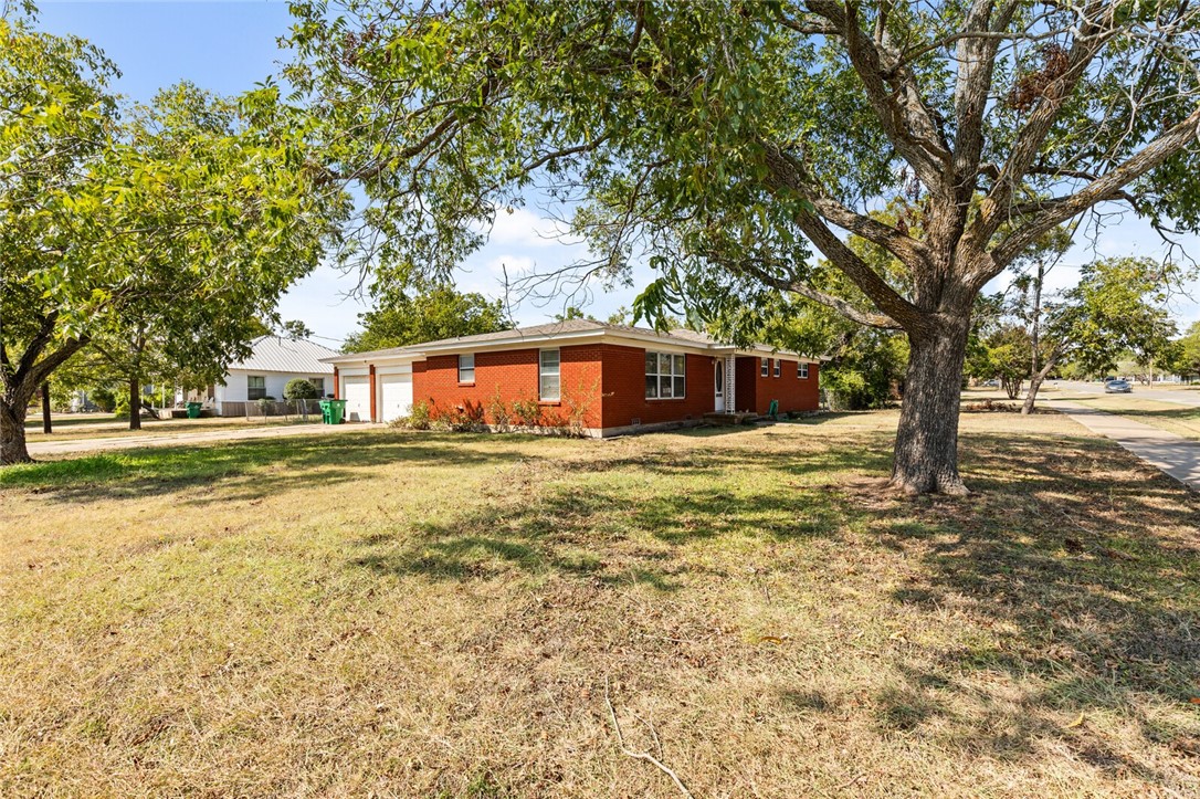 420 W 4th Street, Crawford, Texas image 37