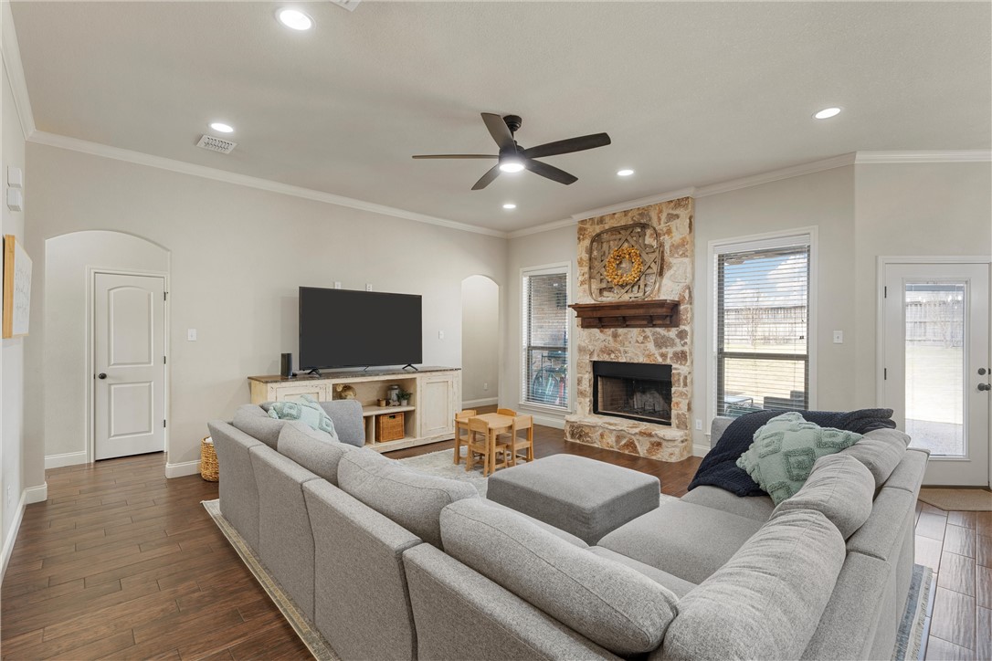 117 Hollygrove Drive, Hewitt, Texas image 5