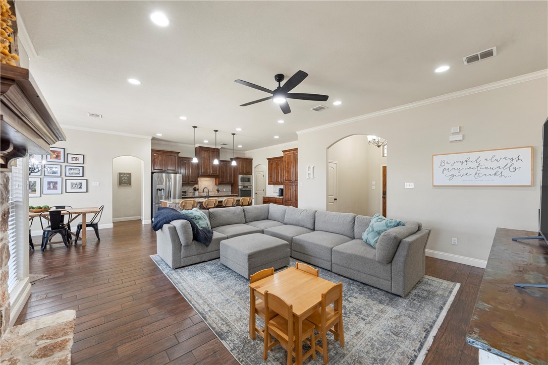 117 Hollygrove Drive, Hewitt, Texas image 8