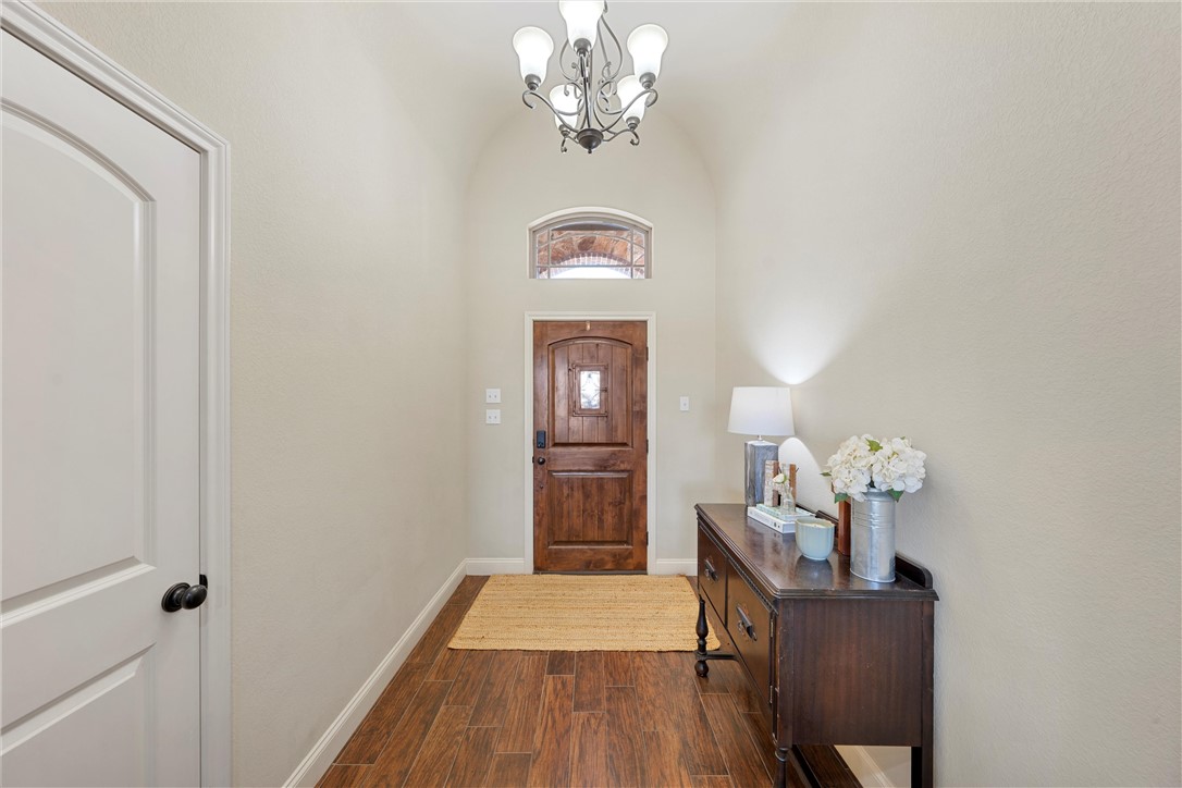 117 Hollygrove Drive, Hewitt, Texas image 4