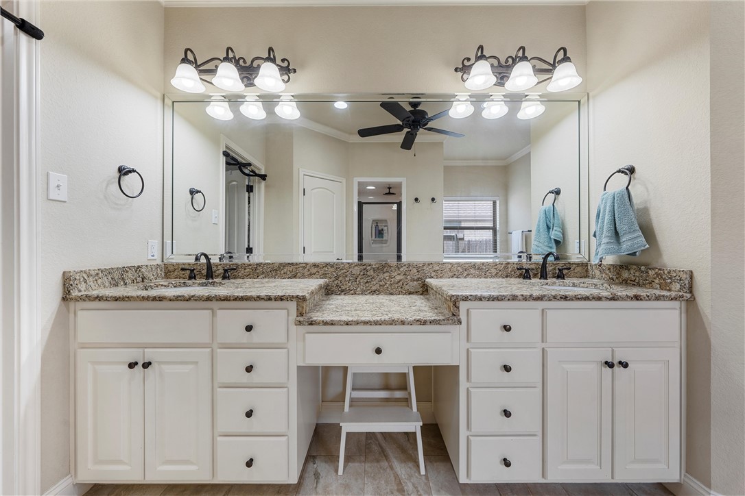 117 Hollygrove Drive, Hewitt, Texas image 20