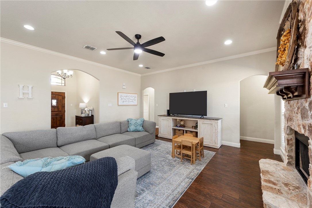 117 Hollygrove Drive, Hewitt, Texas image 7