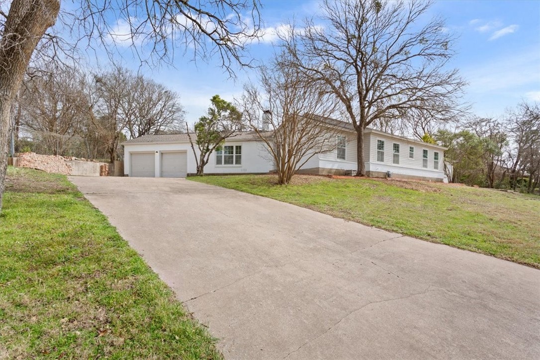 915 Estates Drive, Woodway, Texas image 3