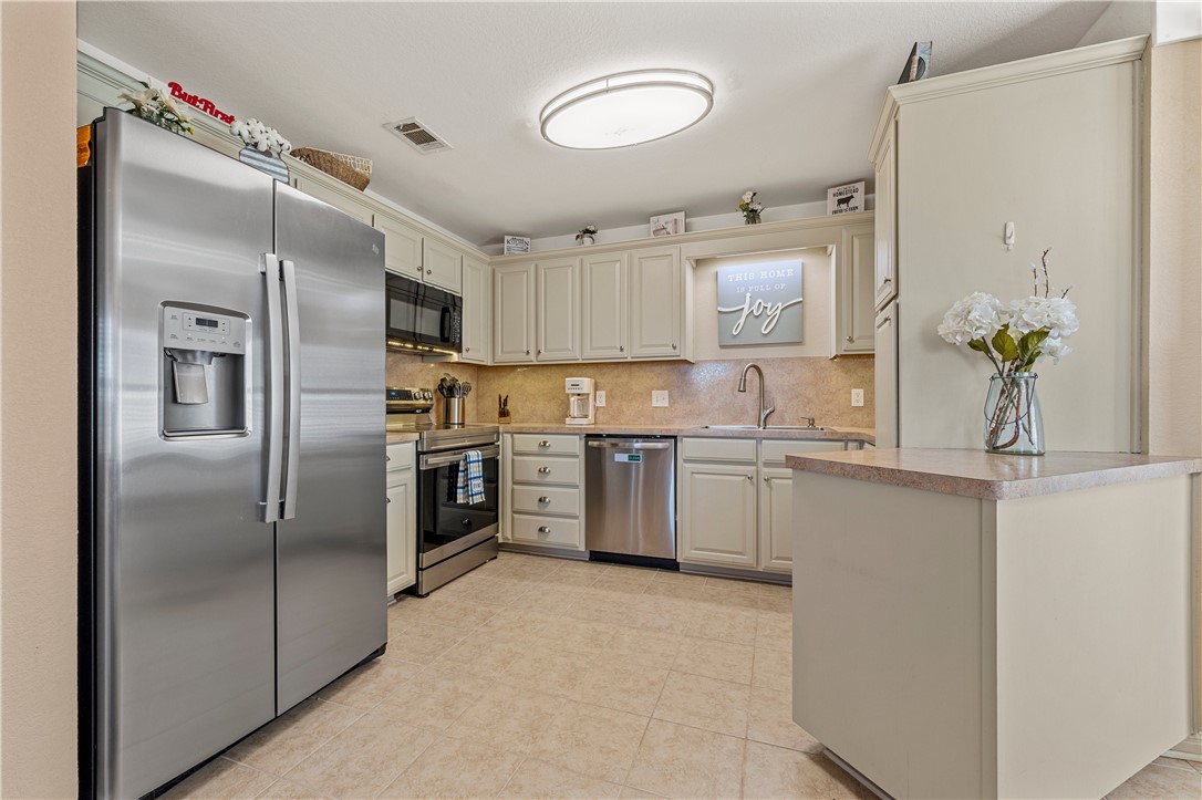 204 Topaz Circle, Hewitt, Texas image 6