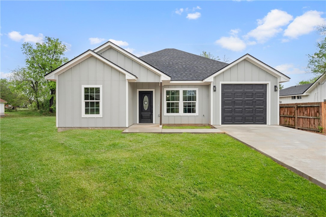 207 N Harrison Street, McGregor, Texas image 1
