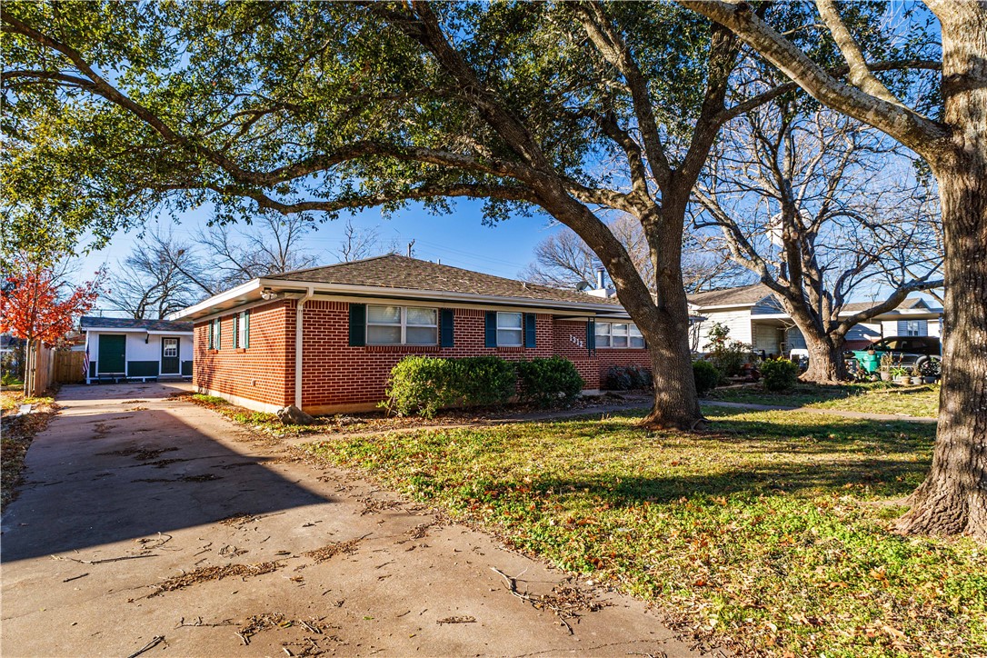 1312 W 3rd Street, McGregor, Texas image 3