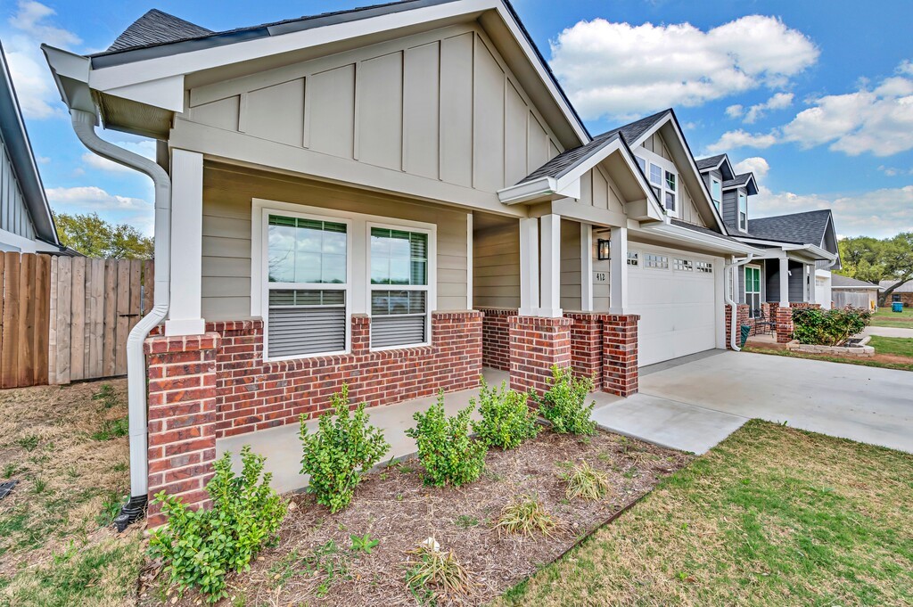 412 Travis Drive, McGregor, Texas image 2