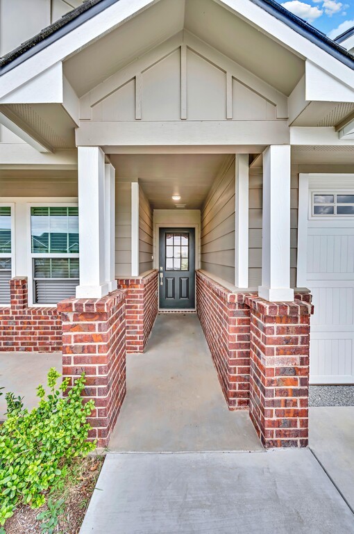 412 Travis Drive, McGregor, Texas image 3