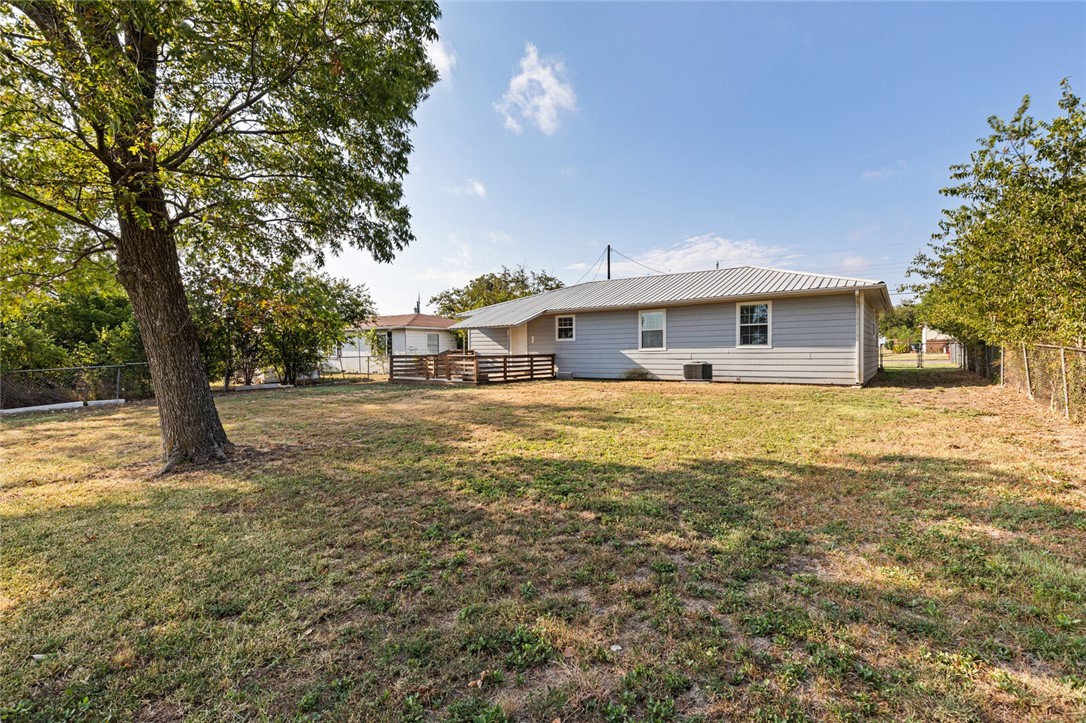 609 E Pine Street, West, Texas image 9