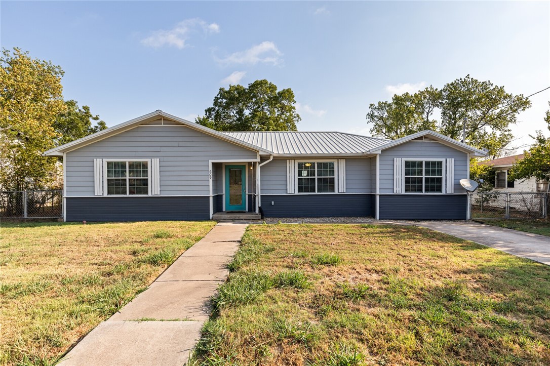 609 E Pine Street, West, Texas image 1