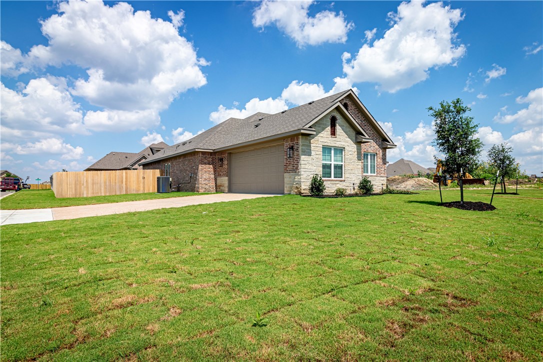 1037 Queen Elizabeth Drive, McGregor, Texas image 2