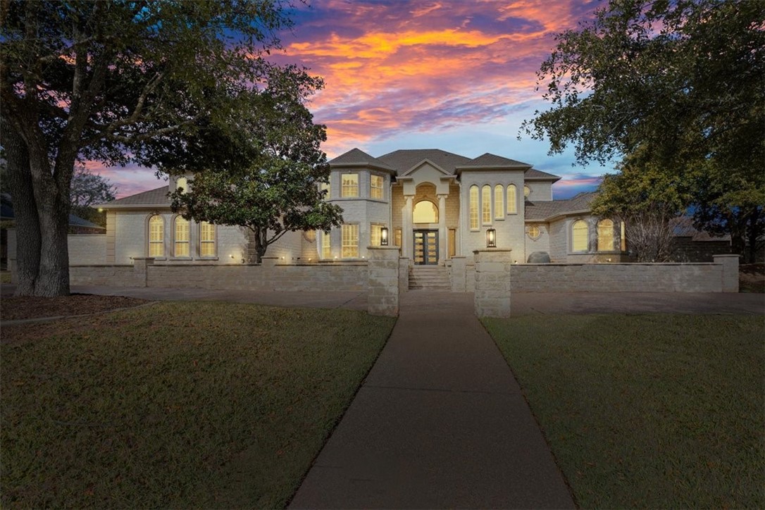 2011 Pebble Brook Circle, McGregor, Texas image 2