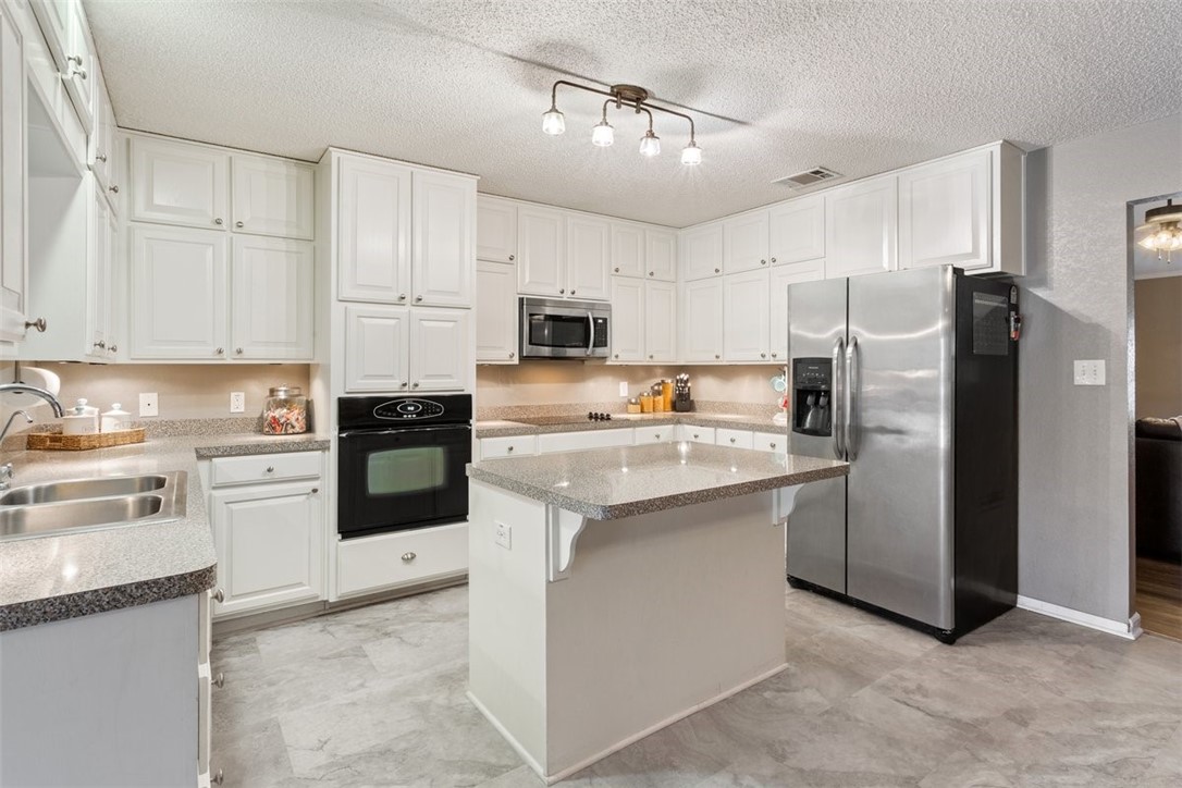 202 Thompson Circle, Lorena, Texas image 4