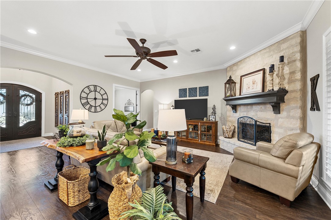 308 Wycliff Drive, China Spring, Texas image 4