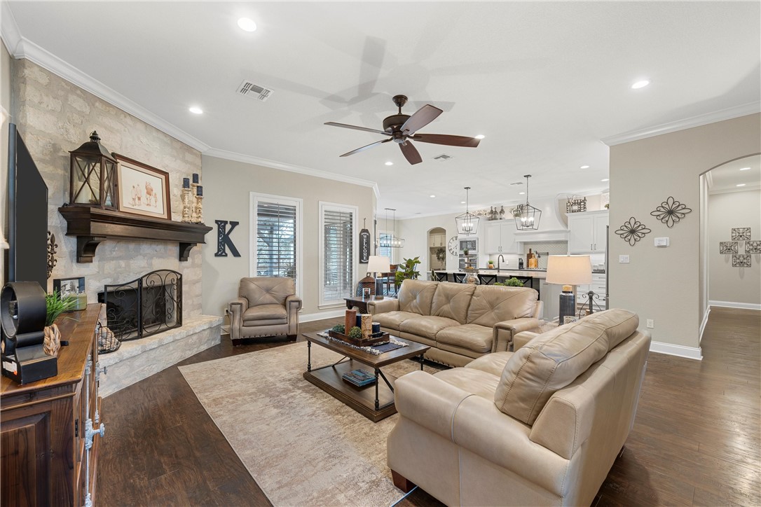 308 Wycliff Drive, China Spring, Texas image 5