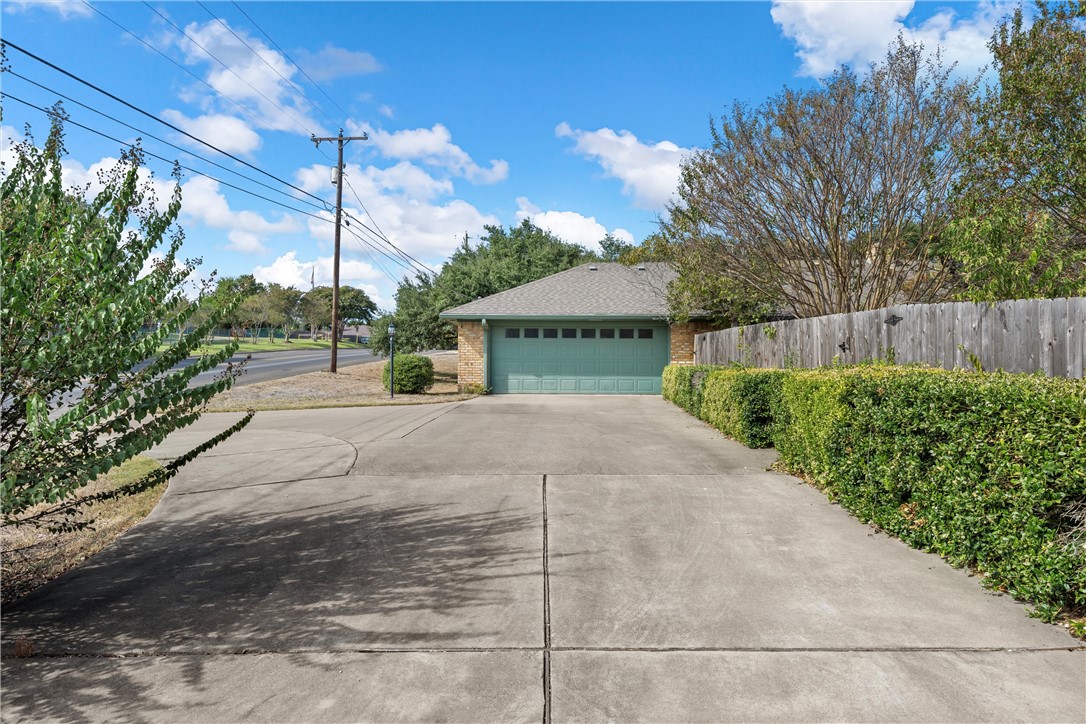 9901 Oak Ridge Circle, Woodway, Texas image 32