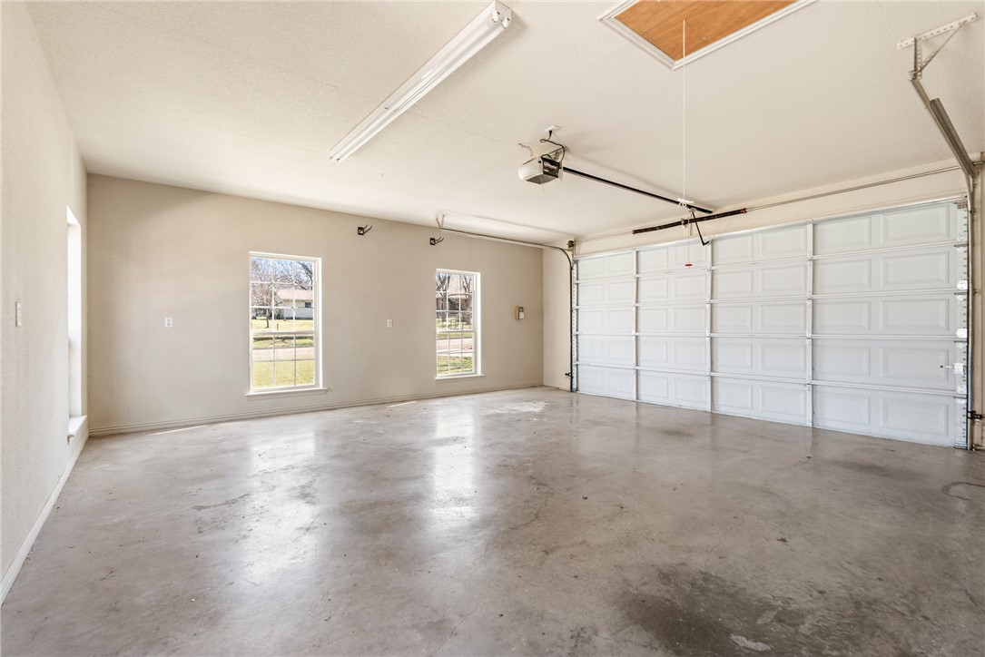 609 N Harrison Street, West, Texas image 31