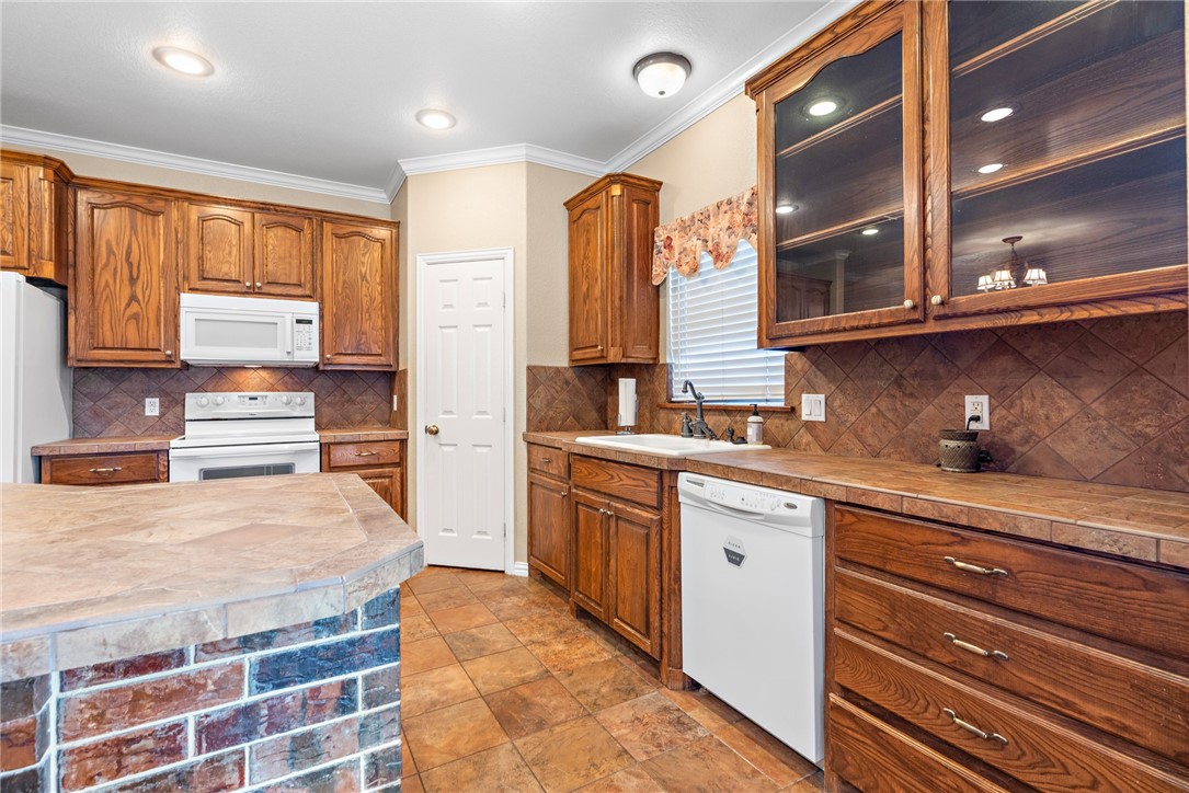 609 N Harrison Street, West, Texas image 18
