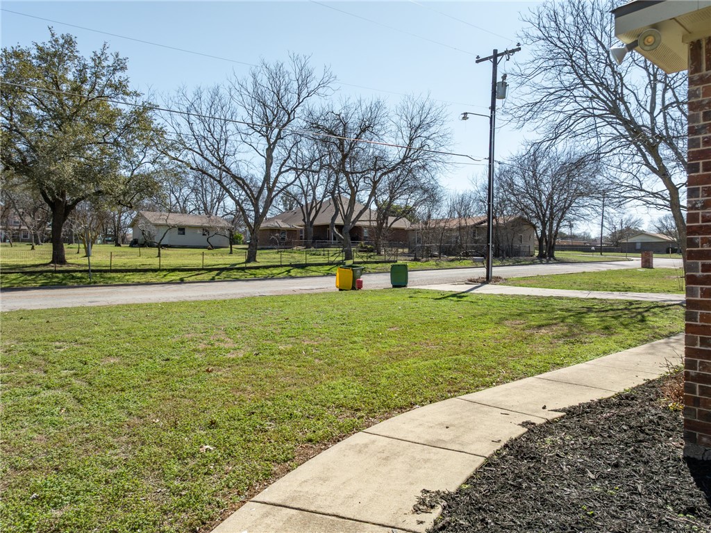 609 N Harrison Street, West, Texas image 5