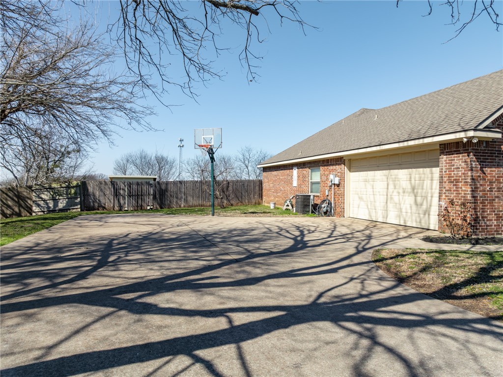 609 N Harrison Street, West, Texas image 6